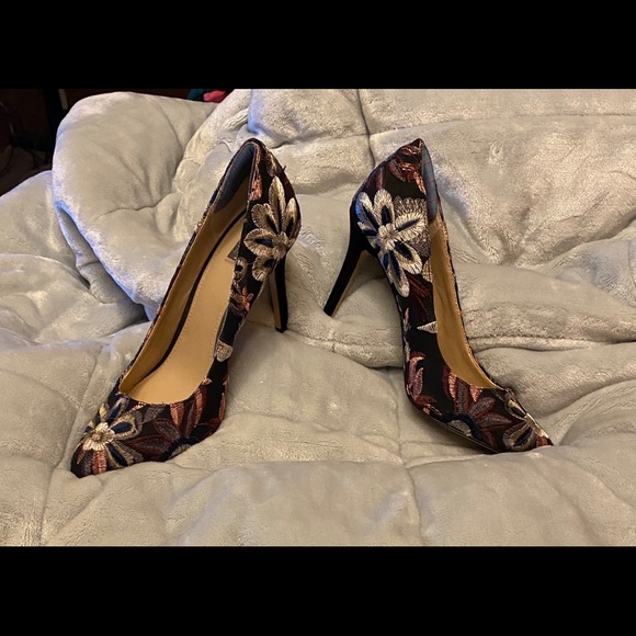 Pumps - Picture 2 of 3